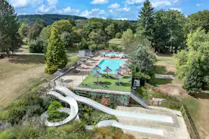 Camping Koawa Les Gorges du Chambon Camping Les Gorges du Chambon - Ciela Village - Pool im Freien mit Liegestühlen und Sonnenschirmen