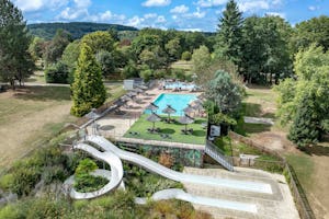 Camping Koawa Les Gorges du Chambon Camping Les Gorges du Chambon - Ciela Village - Pool im Freien mit Liegestühlen und Sonnenschirmen
