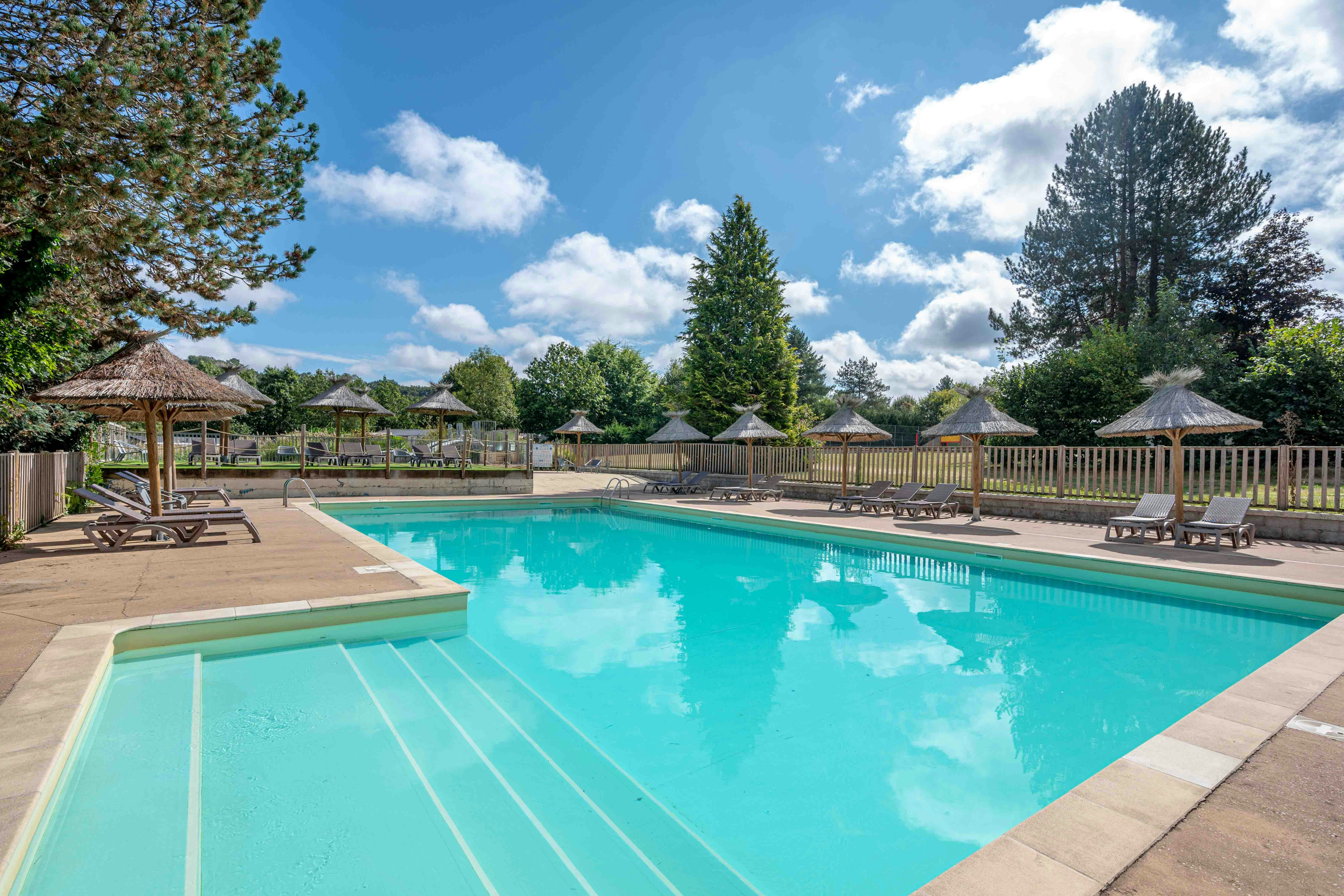 Camping Koawa Les Gorges du Chambon  Camping Les Gorges du Chambon - Ciela Village - Blick auf den Pool des Campingplatzes