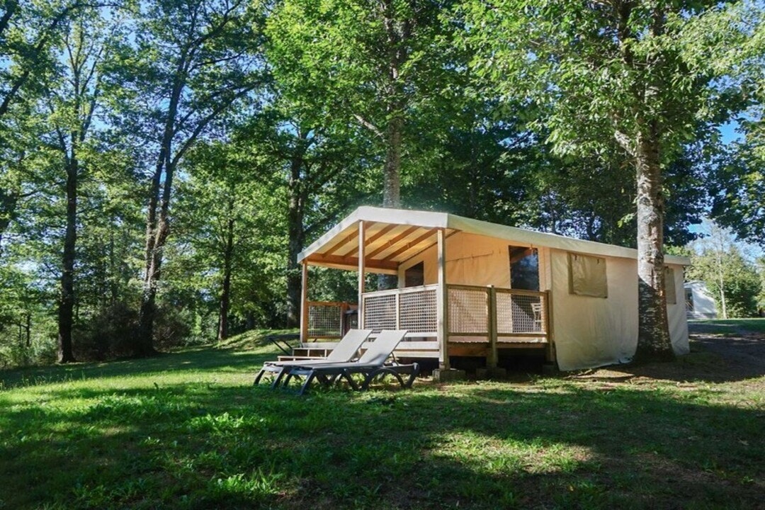 Camping Les Gorges du Chambon - Ciela Village  - Mobilheim mit Terrasse im Grünen