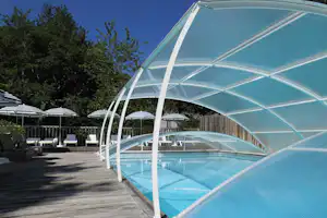 Castelwood Vacances - Teleskopischer Schwimmbadüberdachung auf dem Campingplatz