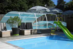 Castelwood Vacances - Campingplatz mit Pool, Wasserrutsche, Liegestühlen und Sonnenschirmen