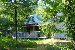 Castelwood Vacances - Chalet im Grünen auf dem Campingplatz