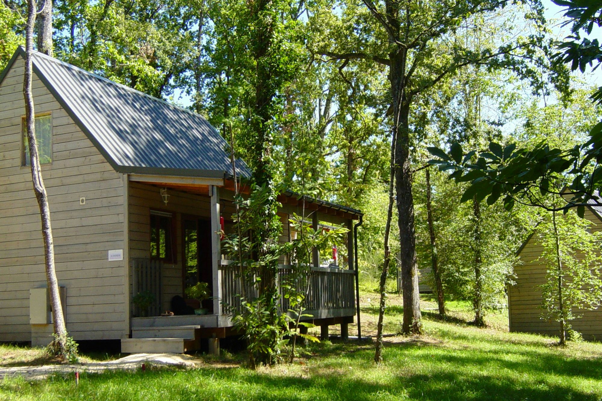 Castelwood Vacances - Ferienwohnung im Schatten der Bäume