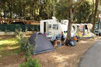 Centinera Resort & Camping - Blick auf Zelt- und Wohnwagenstellplatz auf dem Campingplatz