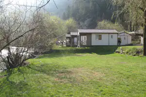 Camping Tariche - Mobilheim mit Veranda auf dem Campingplatz und Leere Stellplatz
