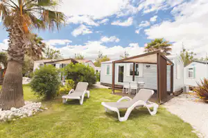 Centre Naturiste René Oltra - Mobilheim vom Campingplatz mit Veranda und mit Liegestühlen in der Sonne