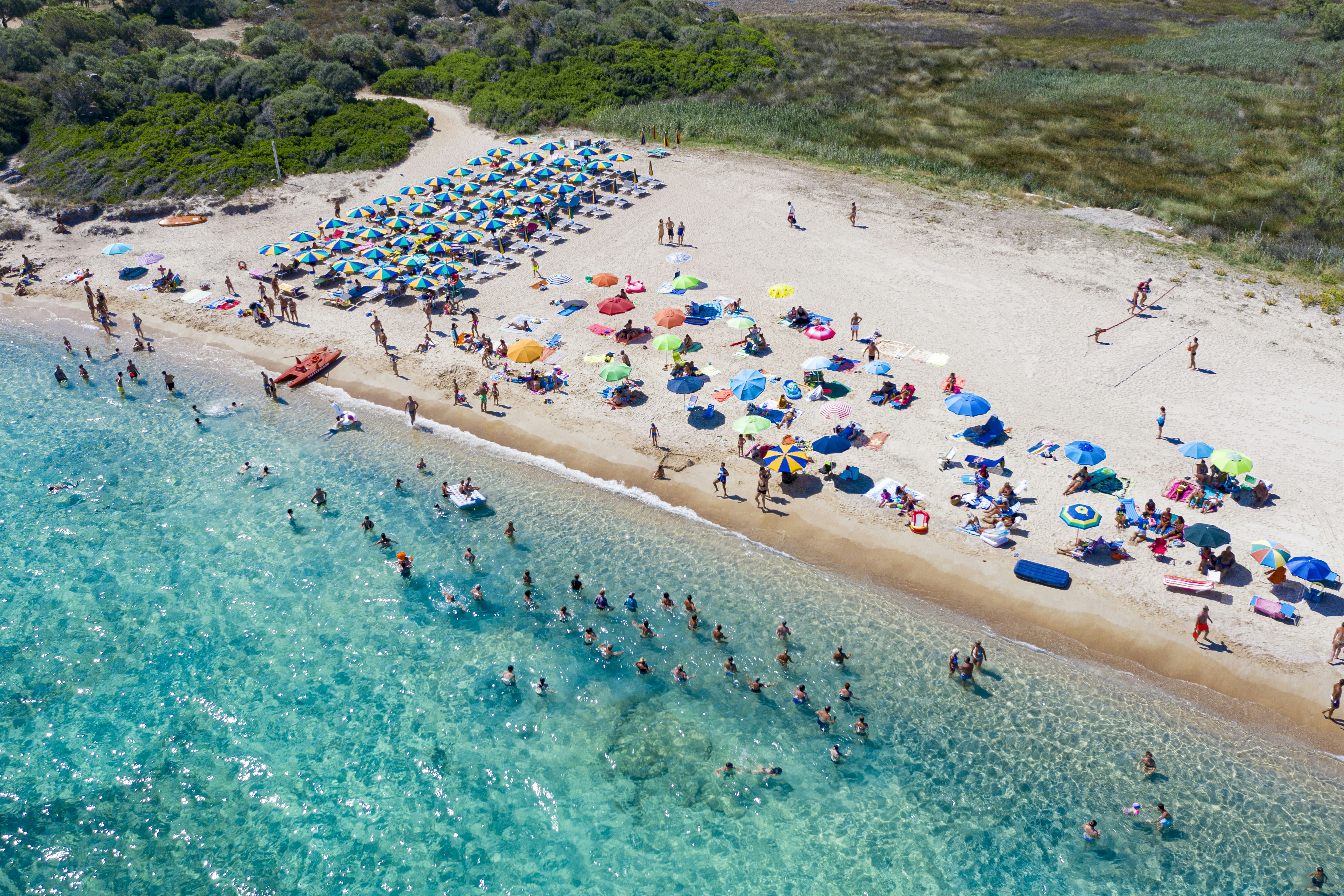 Centro Vacanze Isuledda - Luftaufnahme des Badestrandes mit Liegen und Sonnenschirmen