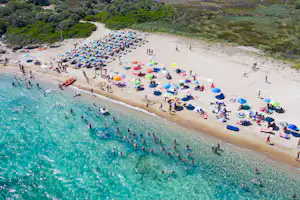 Centro Vacanze Isuledda - Luftaufnahme des Badestrandes mit Liegen und Sonnenschirmen