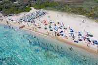 Centro Vacanze Isuledda - Luftaufnahme des Badestrandes mit Liegen und Sonnenschirmen