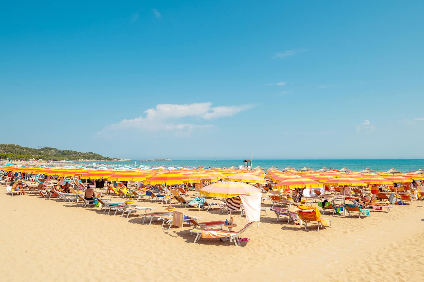Centro Vacanze Oriente - Blick auf den Badestrand mit Liegestühlen und Sonnenschirmen