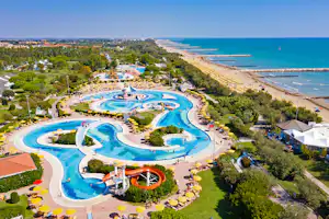 Centro Vacanze Pra' delle Torri - Luftaufnahme des Campingplatzes mit Pool
