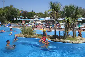 Centro Vacanze San Marino - Camper im Pool vom Campingplatz