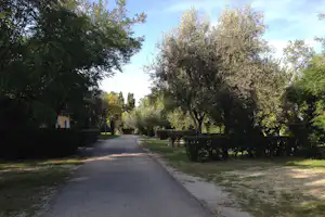 Centro Vacanze San Marino - Wohnwagen- und Zeltstellplatz im Grünen auf dem Campingplatz