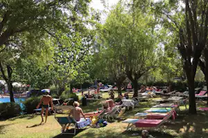 Centro Vacanze San Marino - Liegewiese mit Liegestühlen am Pool vom Campingplatz