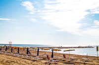 Centro Vacanze Villaggio San Francesco  -  Strand mit Sonnenschirmen und Liegestühlen  am Campingplatz