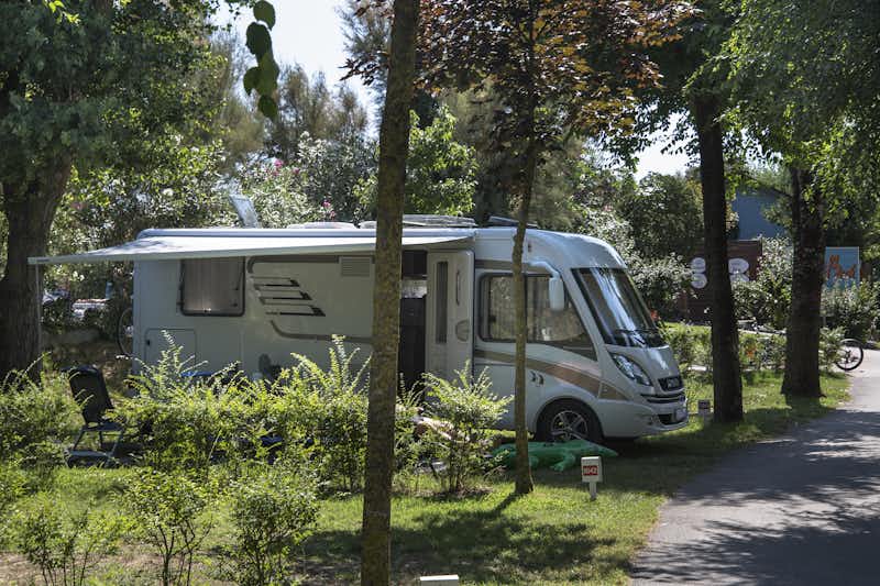 Centro Vacanze Villaggio San Francesco  -  Wohnmobilstellplatz im Grünen auf dem Campingplatz
