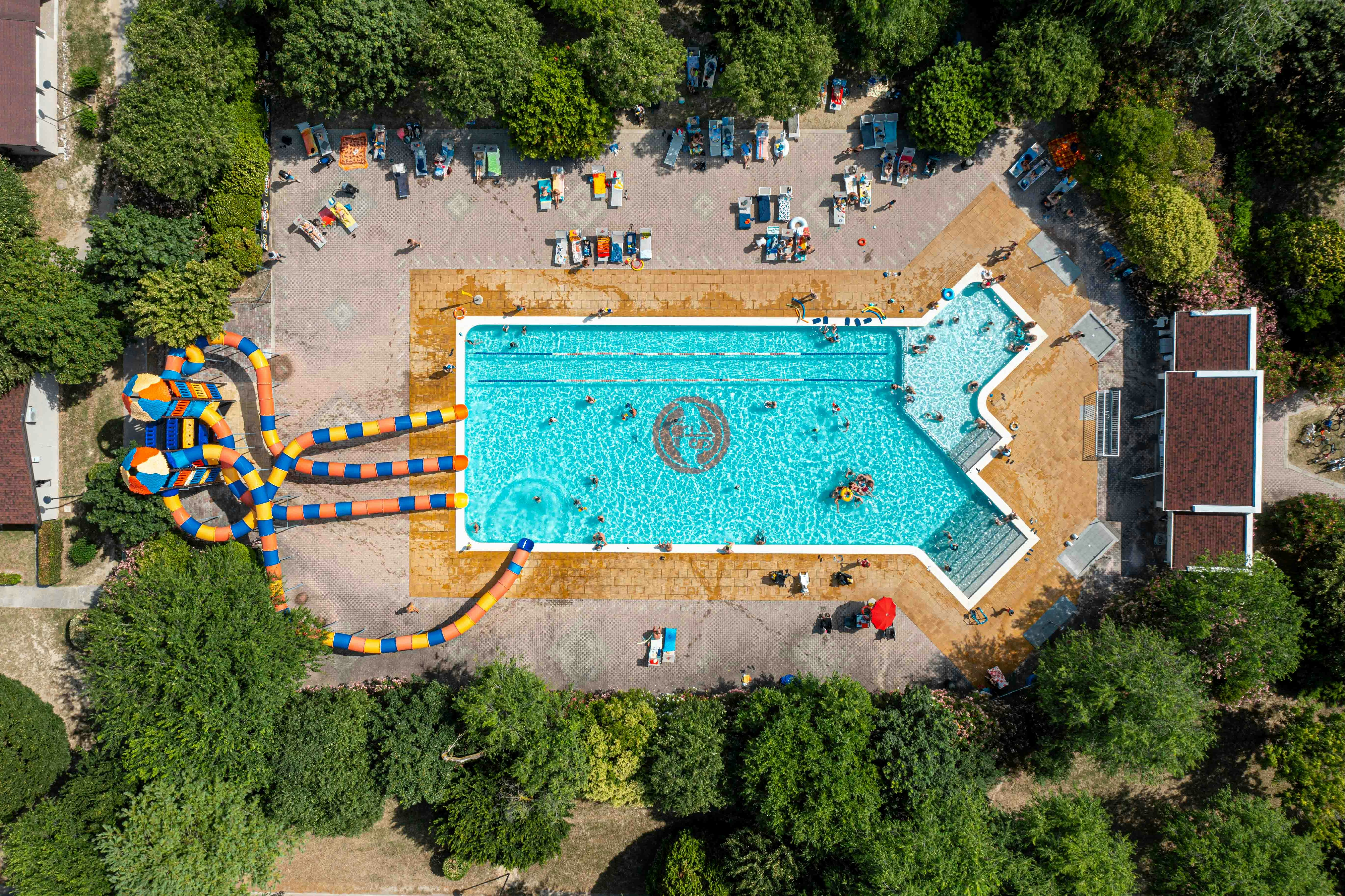 Centro Vacanze Villaggio San Francesco  - Freibad auf dem Campingplatz aus der Vogelperspektive