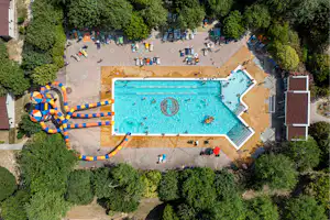 Centro Vacanze Villaggio San Francesco - Freibad auf dem Campingplatz aus der Vogelperspektive