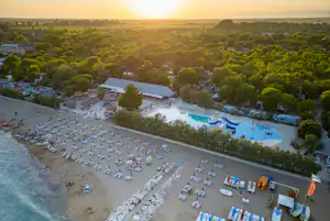 Centro Vacanze Villaggio San Francesco - Luftaufnahme des Campingplatzes mit Freibad und Badestrand