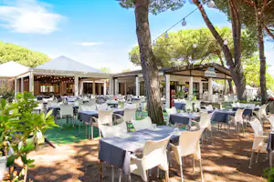 Cesenatico Camping Village - Restaurant mit Terrasse auf dem Campingplatz