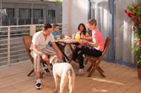 Cesenatico Camping Village - Camper mit Hund frühstücken gemeinsam auf der Terrasse eines Mobilheims