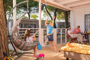 Cesenatico Camping Village - Camper mit Kindern auf der Terrasse eines Mobilheims