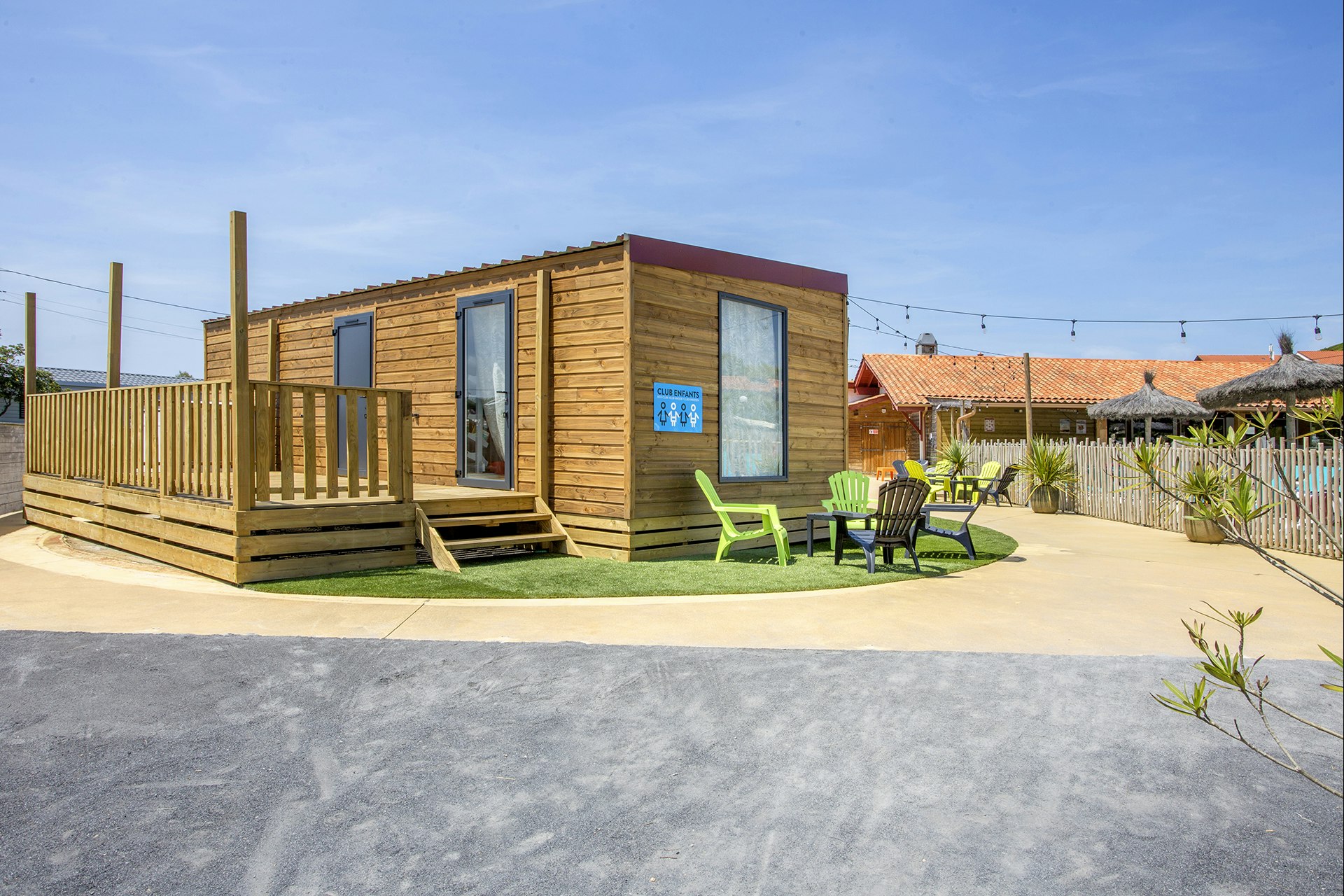 Chadotel C. L'International Erromardie  Chadotel Camping L' International Erromardie  - Mobilheim mit Terrasse auf dem Campingplatz