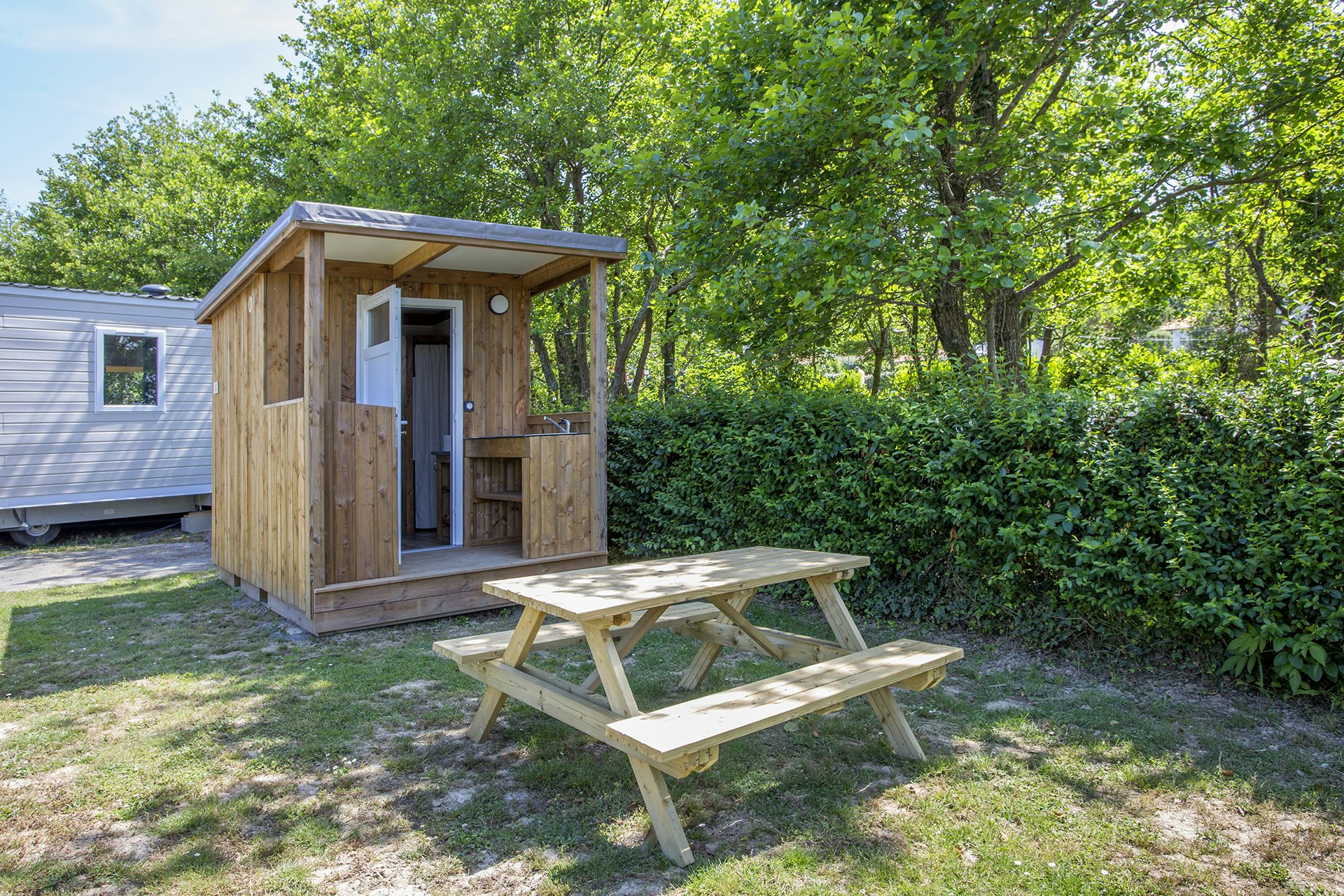 Chadotel C. L'International Erromardie  Chadotel Camping L' International Erromardie - Standplatz mit privater Sanitäreinheit