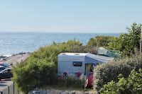 Chadotel Camping L' International Erromardie - Wohnwagen- und Zeltstellplatz vom Campingplatz mit Blick auf das Mittelmeer