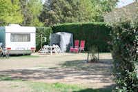 Chadotel Camping La Bolée d'Air  -  Wohnwagen- und Zeltstellplatz auf grüner Wiese auf dem Campingplatz