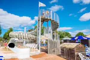 Chadotel Camping La Bolée d'Air - Rutschen im Wasserpark des Campingplatzes