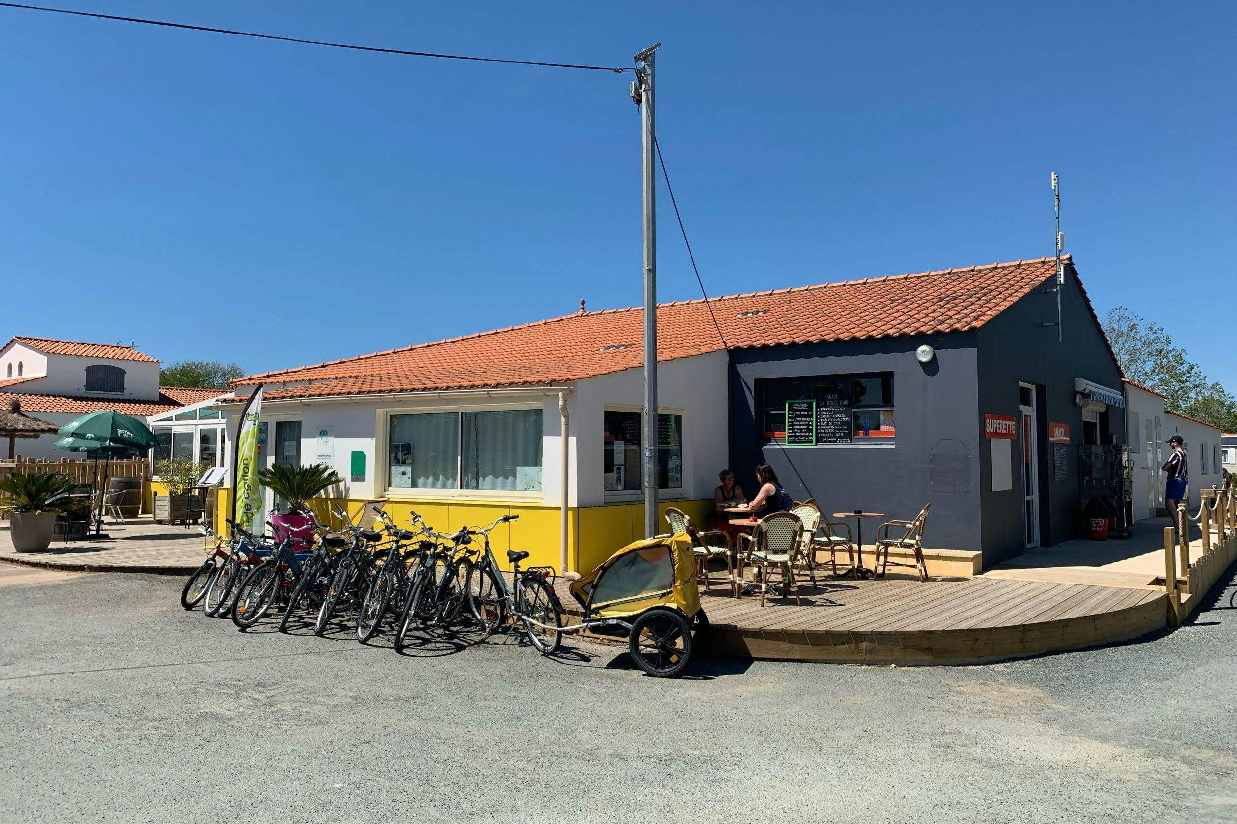 Chadotel Camping La Bolée d'Air - Campingplatzanlage mit Terrasse und Fahrradständern für die Gäste