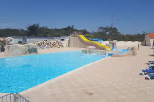 Chadotel Camping La Dune des Sables - Poolanlage und Mobilheime auf dem Campingplatz