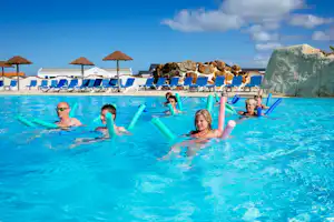 Chadotel Camping La Dune des Sables - Wassergymnastik im Pool vom Campingplatz