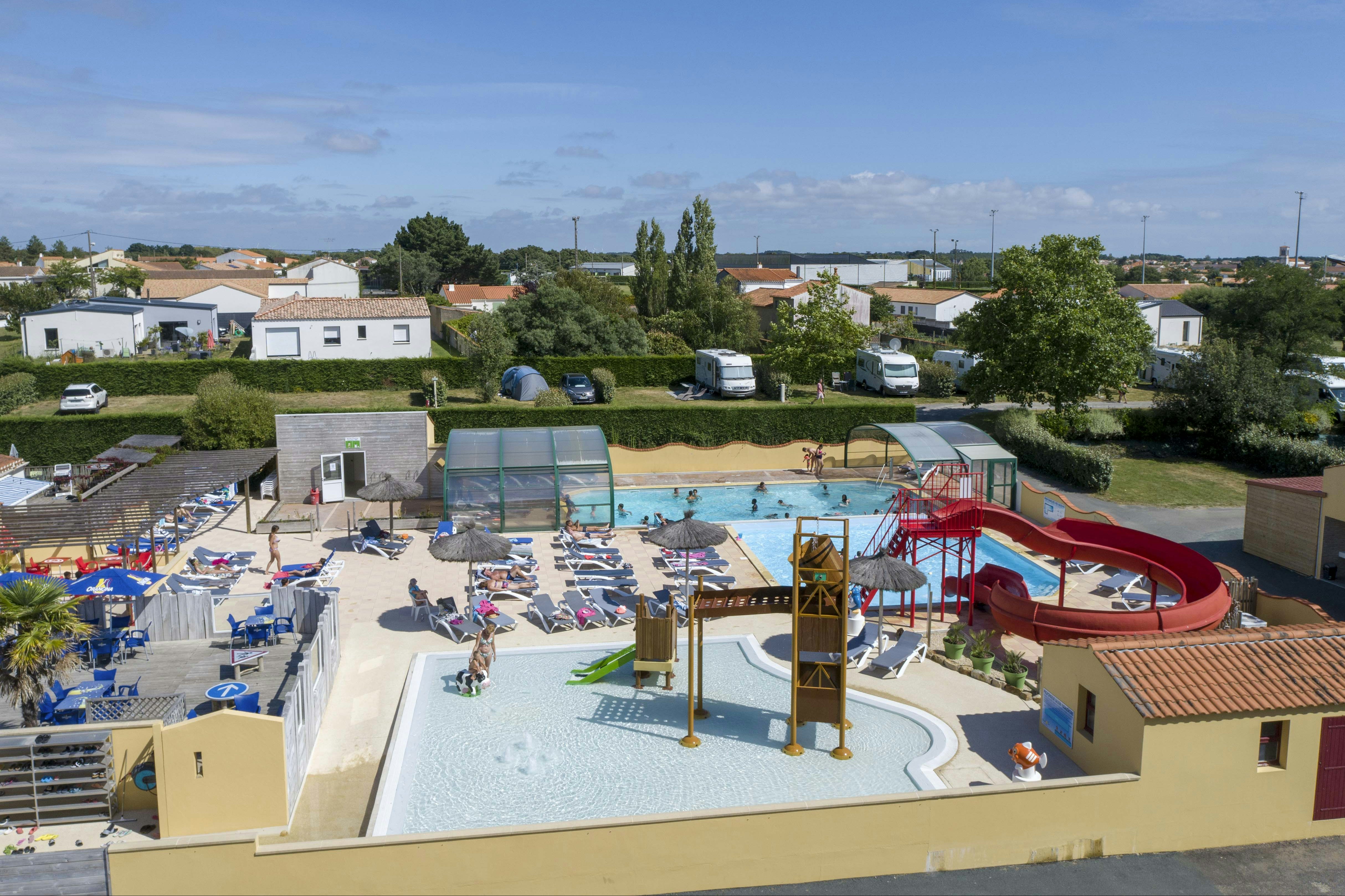 Chadotel Camping La Trevillière - Campingplatz mit Pool, Wasserrutsche, Liegestühlen und Sonnenschirmen