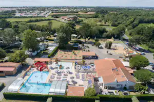 Chadotel Camping La Trevillière - Campingplatz mit Pool aus der Vogelperspektive