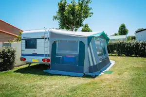 Chadotel Camping Le Bahamas Beach - Wohnwagen- und Zeltstellplatz auf grüner Wiese auf dem Campingplatz