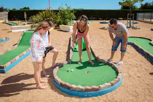 Chadotel Camping Le Bahamas Beach - Minigolf auf dem Campingplatz