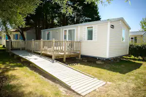 Chadotel Camping Le Domaine de Beaulieu - Mobilheim mit Terrasse auf dem Campingplatz