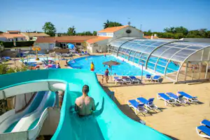 Chadotel Camping Le Domaine de Beaulieu - Poolbereich auf dem Campingplatz