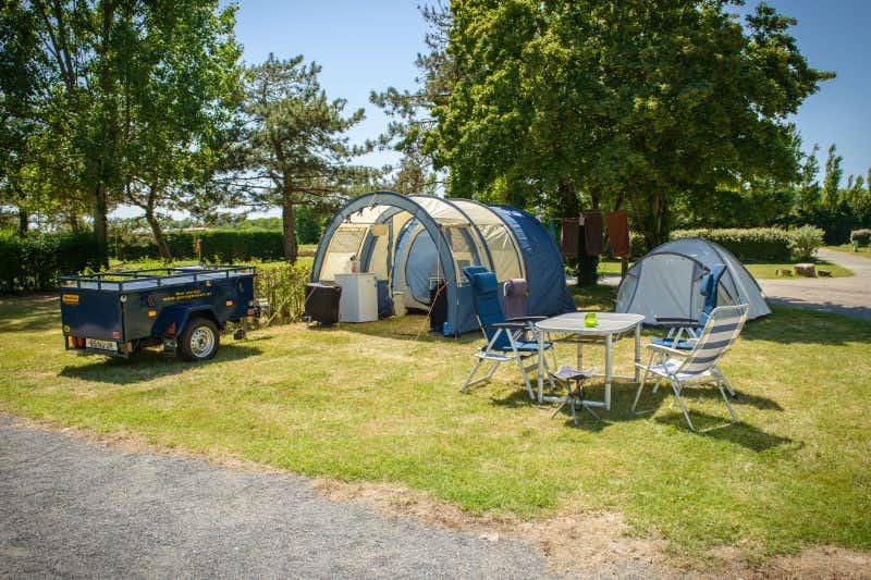 Chadotel Camping Le Domaine de Beaulieu  -  Wohnwagen- und Zeltstellplatz auf grüner Wiese auf dem Campingplatz