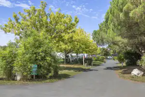 Chadotel Camping Le Domaine d'Oléron - Wohnwagen- und Zeltstellplatz im Grünen auf dem Campingplatz