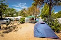 Chadotel Camping Le Trivoly  -  Stellplatz vom Campingplatz zwischen Bäumen