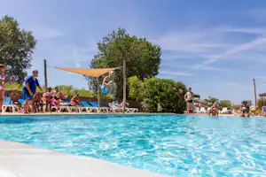 Chadotel Camping Le Trivoly - Pool im Freien mit Liegestühlen