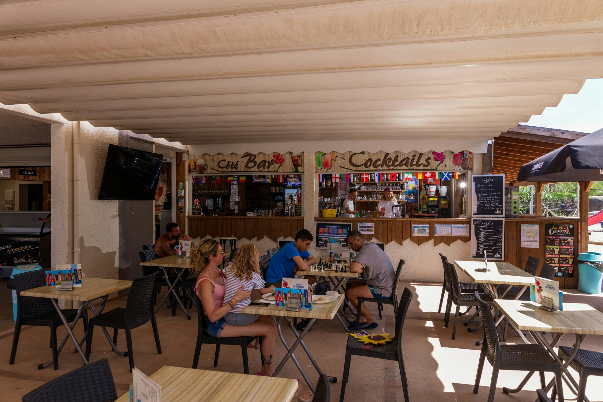 Chadotel Camping Le Trivoly - Restaurant mit Bar und Terrasse