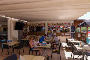 Chadotel Camping Le Trivoly - Restaurant mit Bar und Terrasse