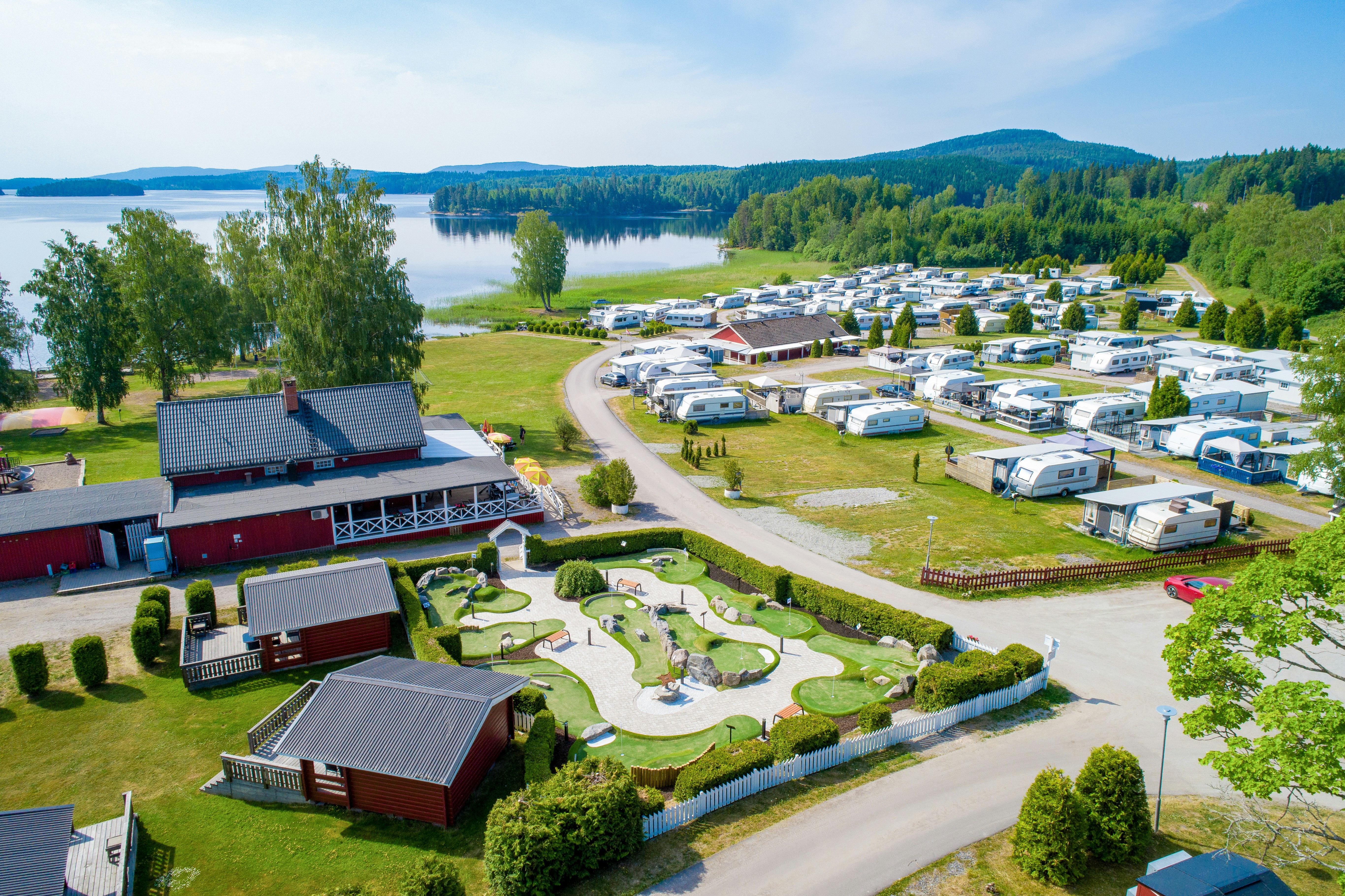 First Camp Haganäset - Charlottenberg  - Luftaufnahme des Campingplatzes mit Minigolfanlage