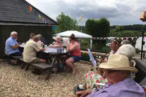 Charris Camping & Caravan Park - Restaurant Terrasse im Grünen