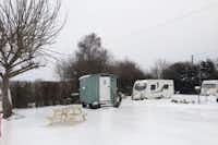 Charris Camping & Caravan Park - Schneebedeckte Wohnwagen in winterlicher Schaft